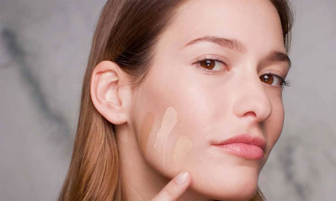 Elige tu tono de maquillaje y no falles probándotelo en el mentón o en la mandíbula. El fondo líquido (con SPF 25) o los polvos compactos de la gama Infalible de L’Oréal Paris te ofrecerán una duración 24 horas.